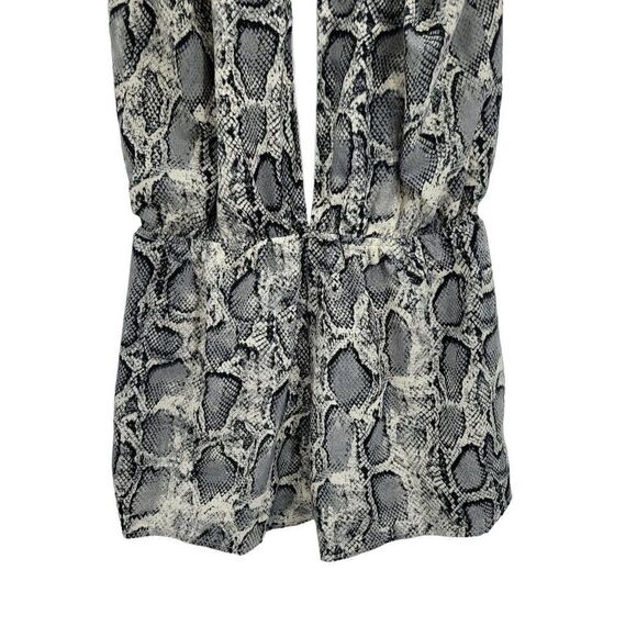 Blue Blush‎ Shorts Romper M Gray Snake Print Keyhole Open Back Sleeveless Baddie - Picture 10 of 13